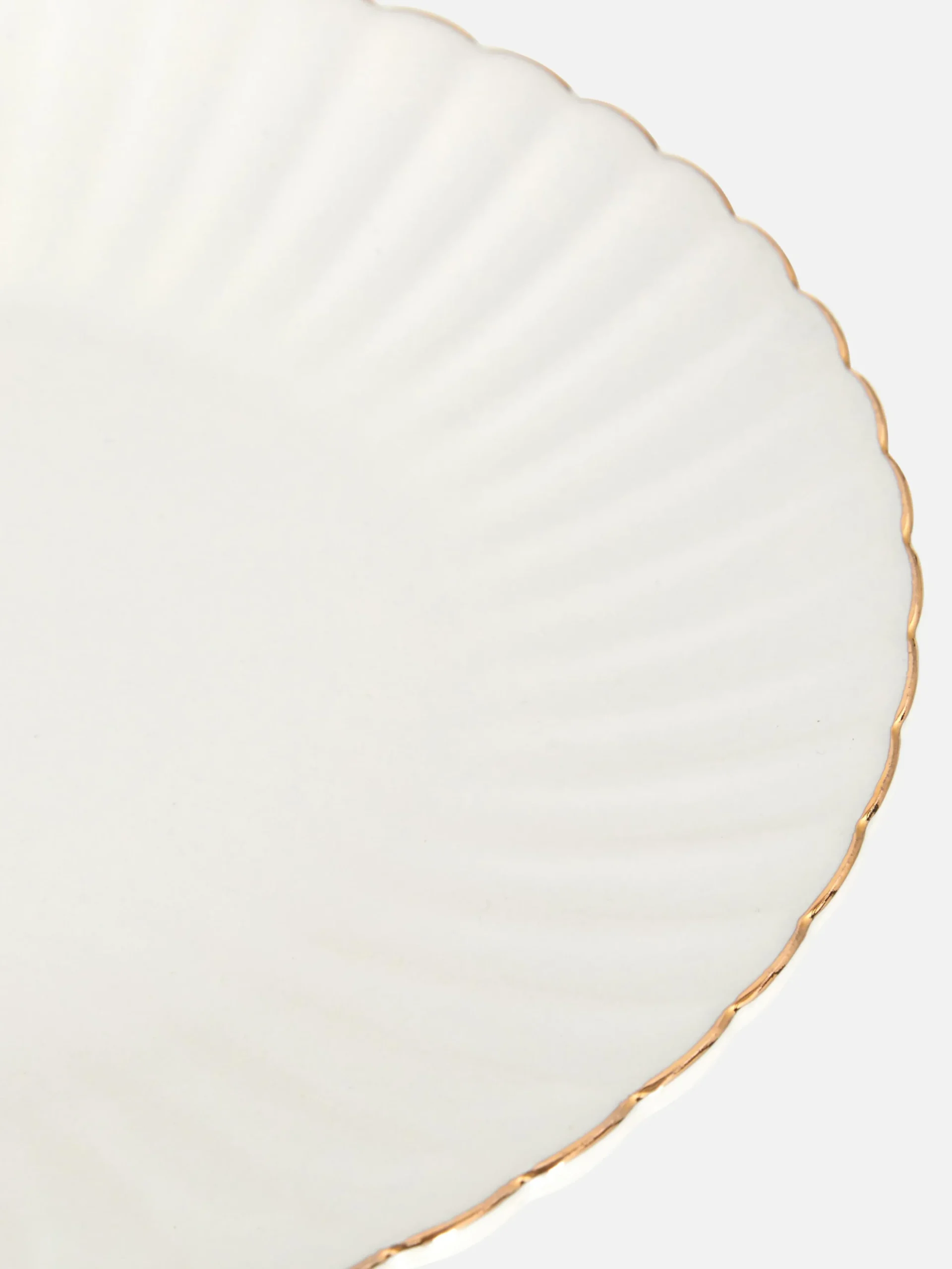 Bordje Met Geschulpte Randen En Goudkleurige Details
