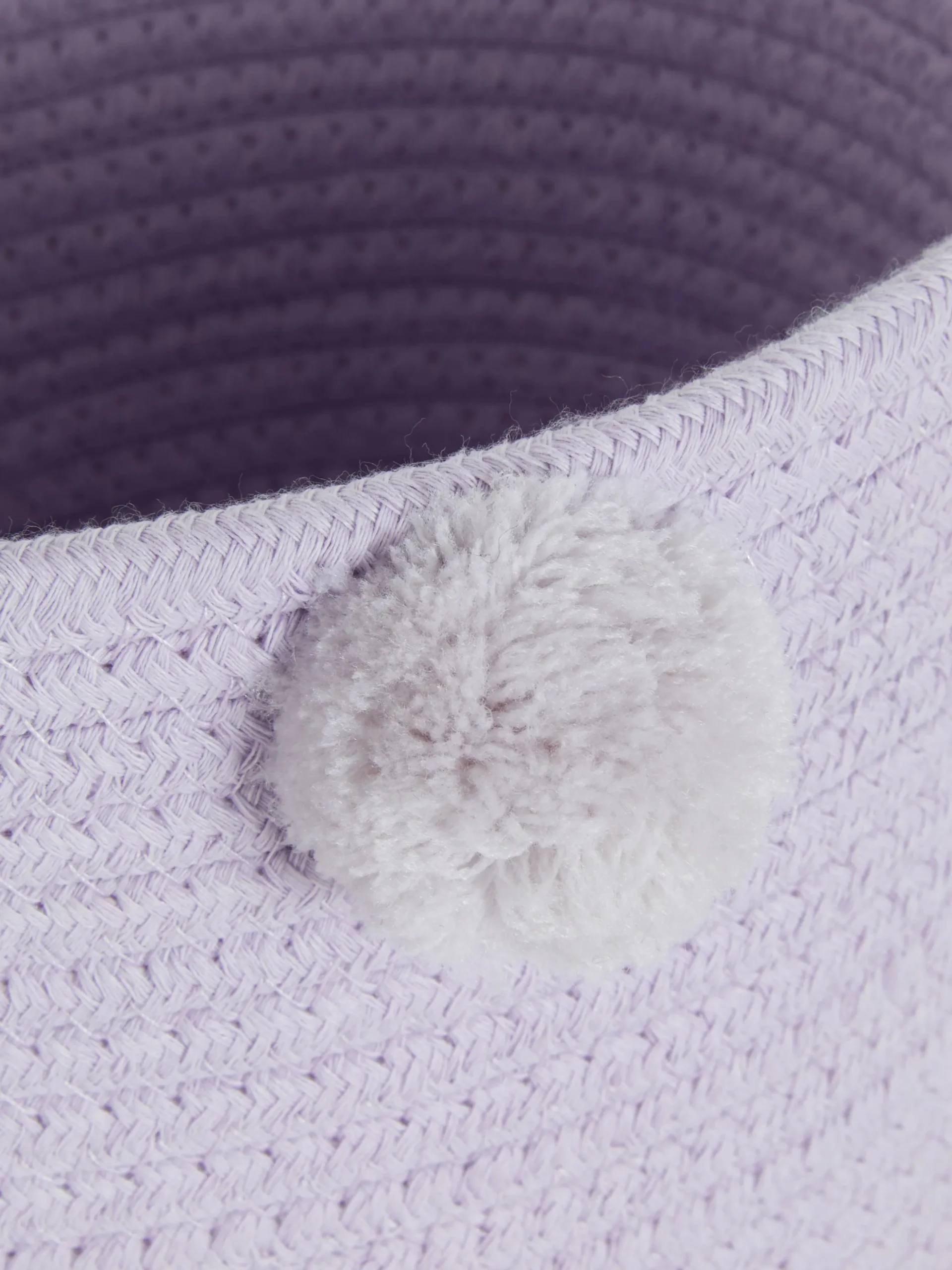 Gevlochten Mand Met Pompons