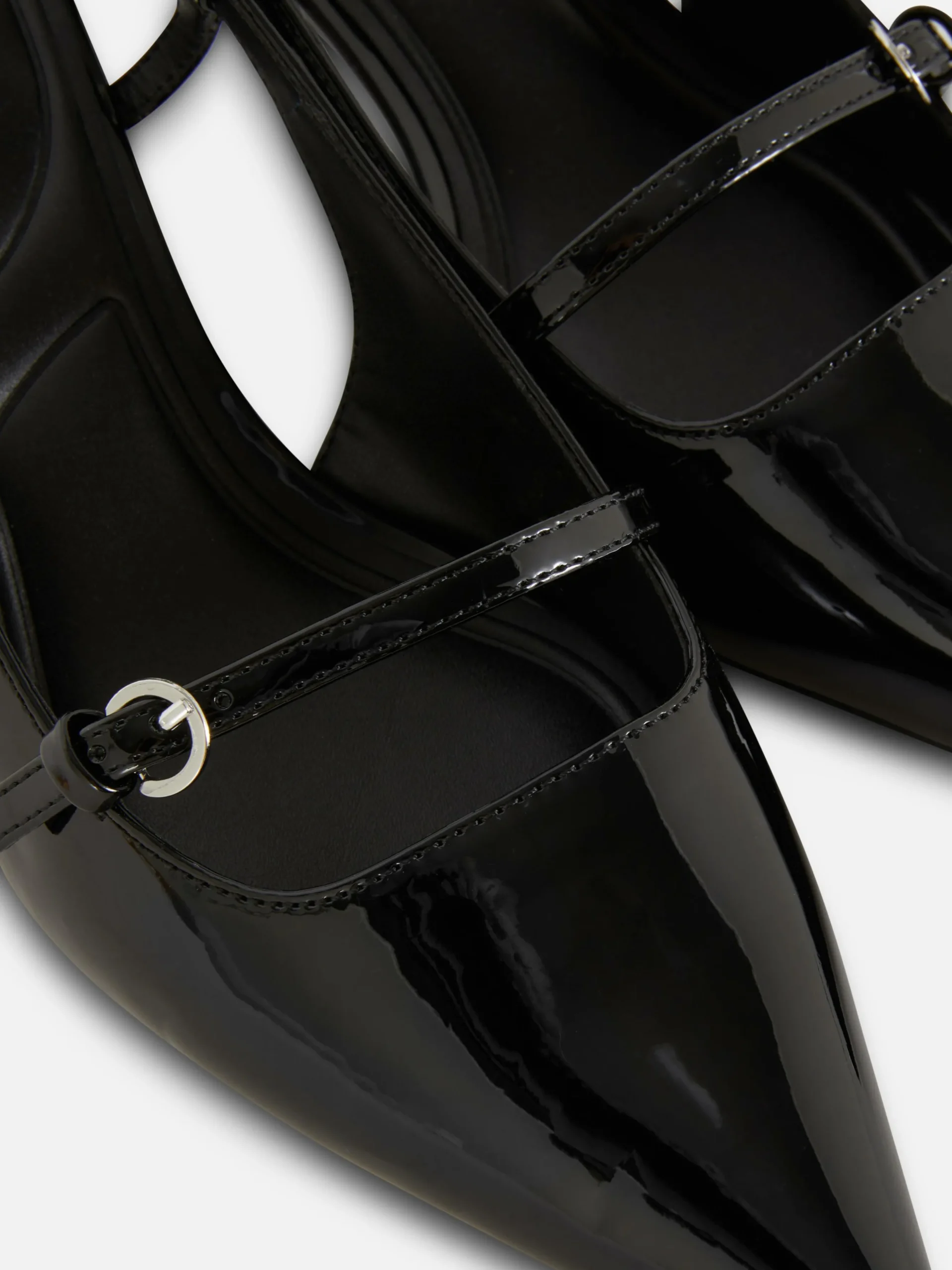Lakleren Pumps Met Lage Hak En Gespriempje