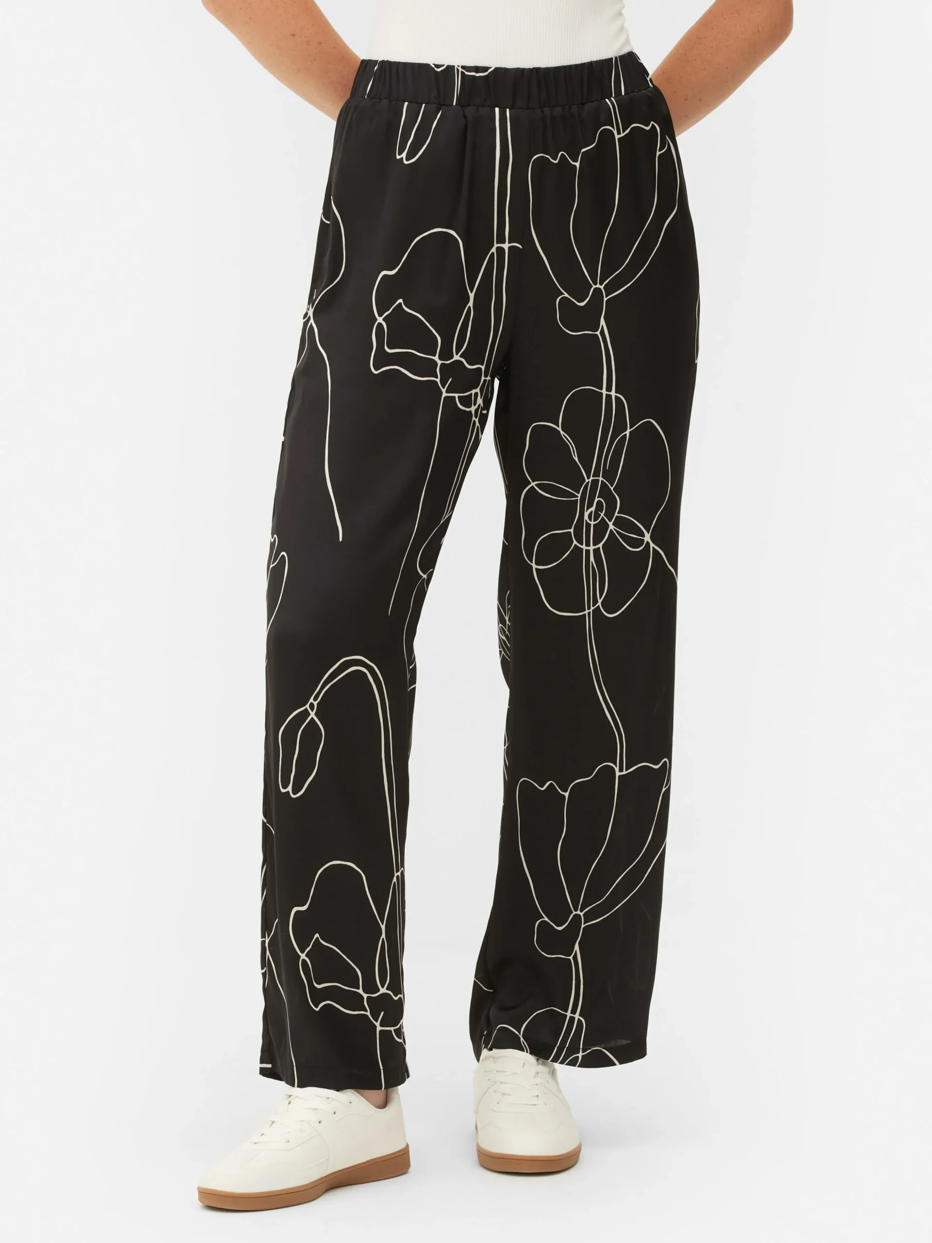 Matchende Satijnen Broek Met Bloemen