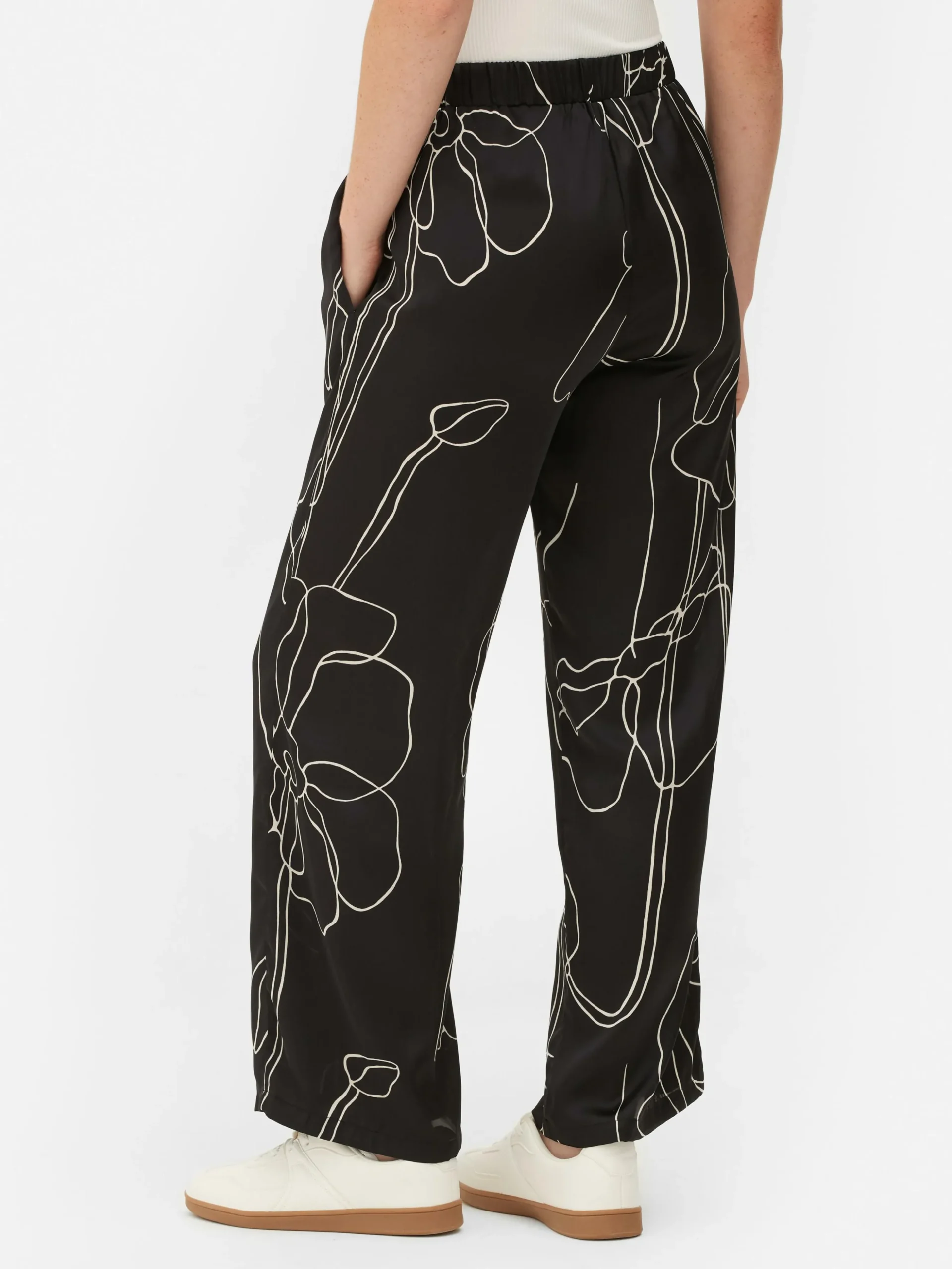 Matchende Satijnen Broek Met Bloemen