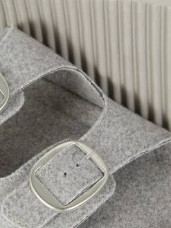 Pantoffels Met Voetbed En Twee Vilten Bandjes