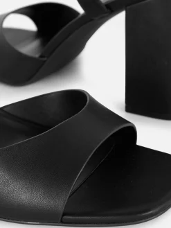 Pumps Met Brede Pasvorm, Blokhak En Bandjes