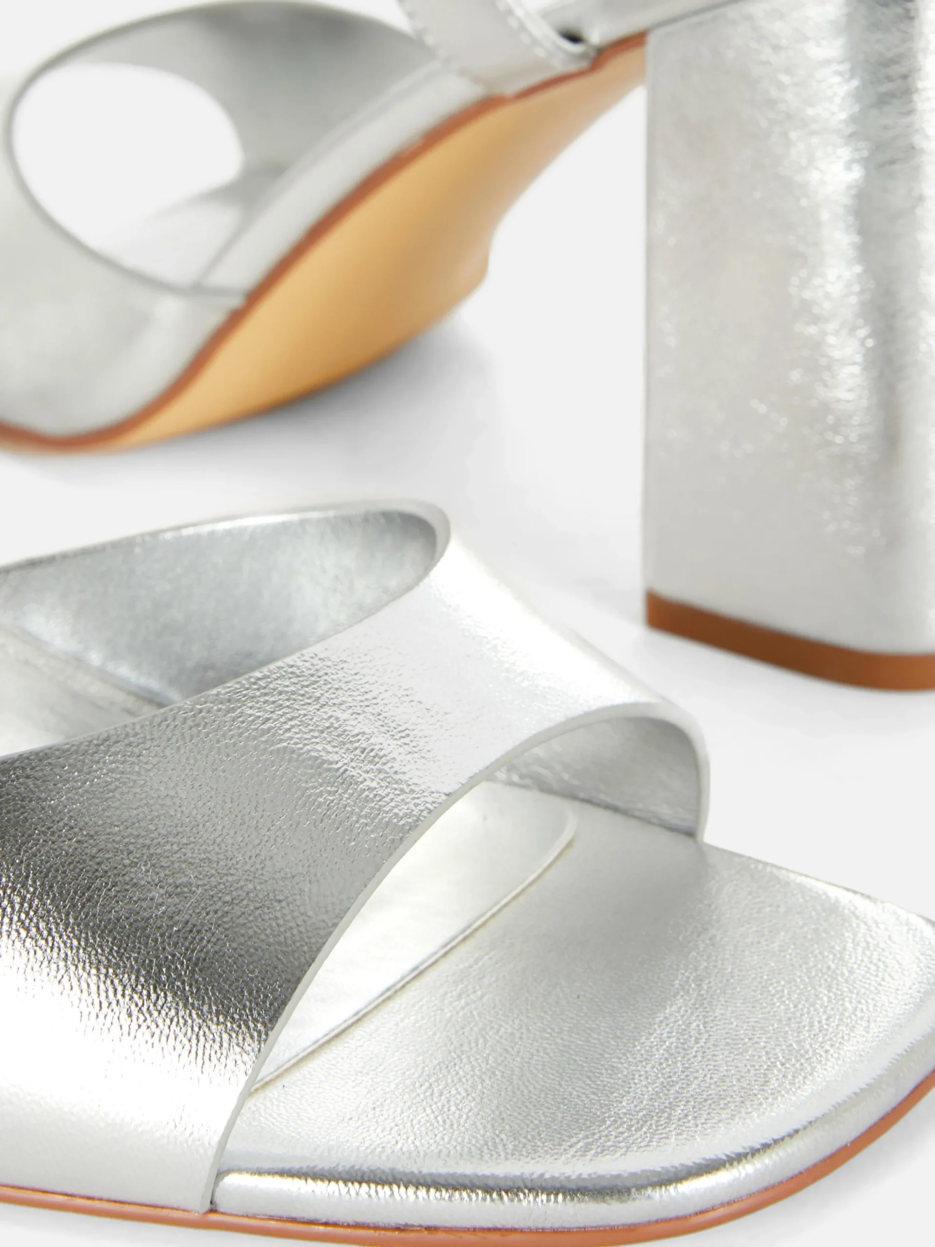 Pumps Met Brede Pasvorm, Blokhak En Bandjes
