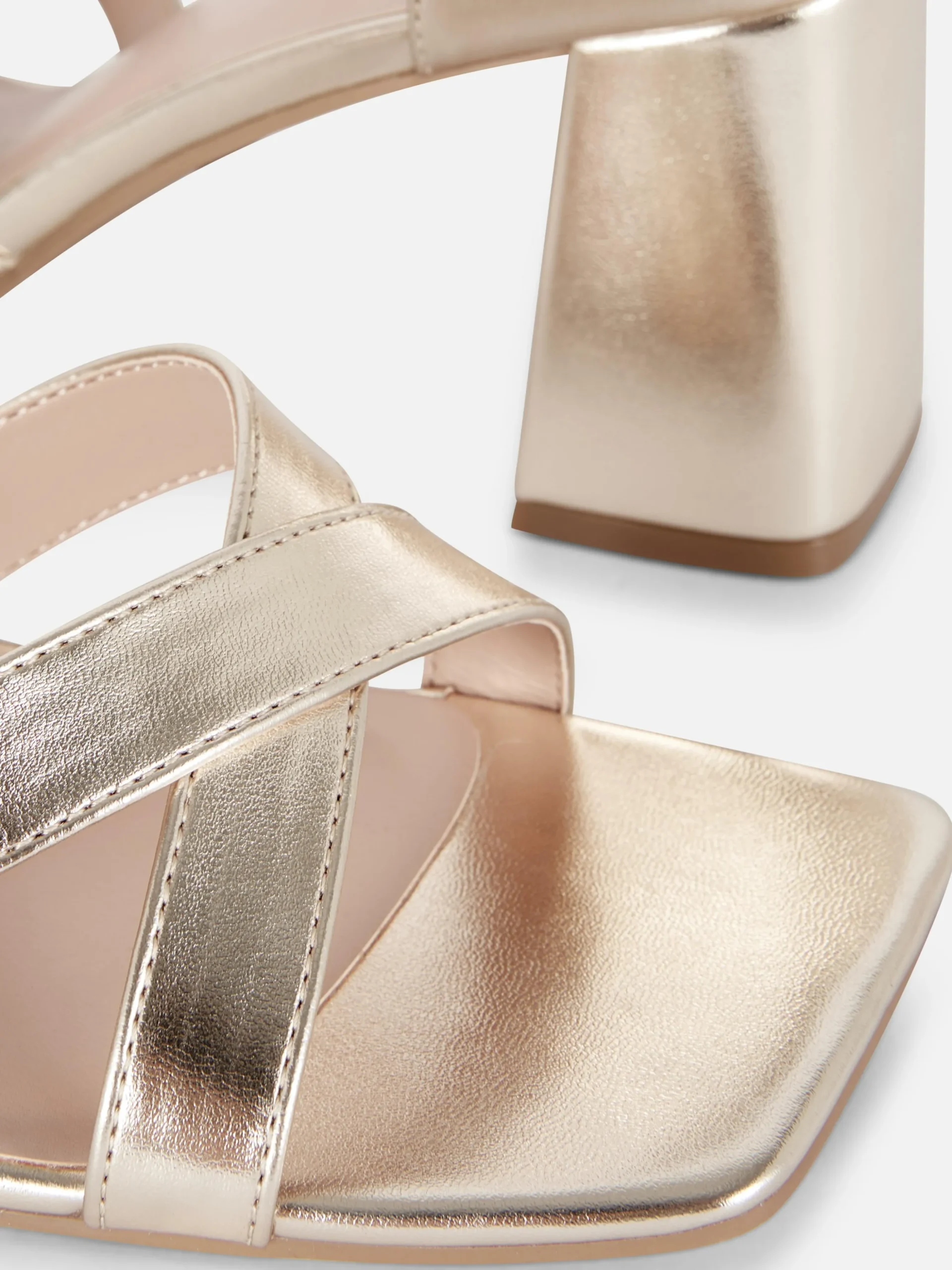 Pumps Met Brede Pasvorm En Gekruiste Bandjes