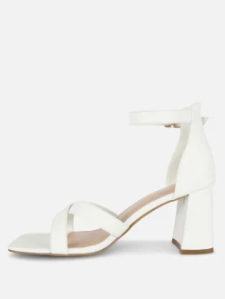 Pumps Met Brede Pasvorm En Gekruiste Bandjes