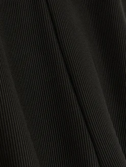 Ribbroek Met Wijduitlopende Pijpen