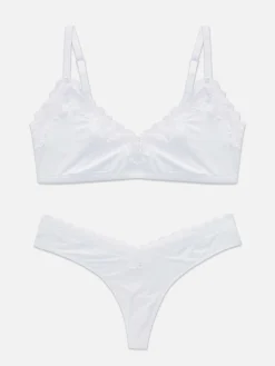 Set Met Beha Zonder Vulling En String Met Kanten Rand