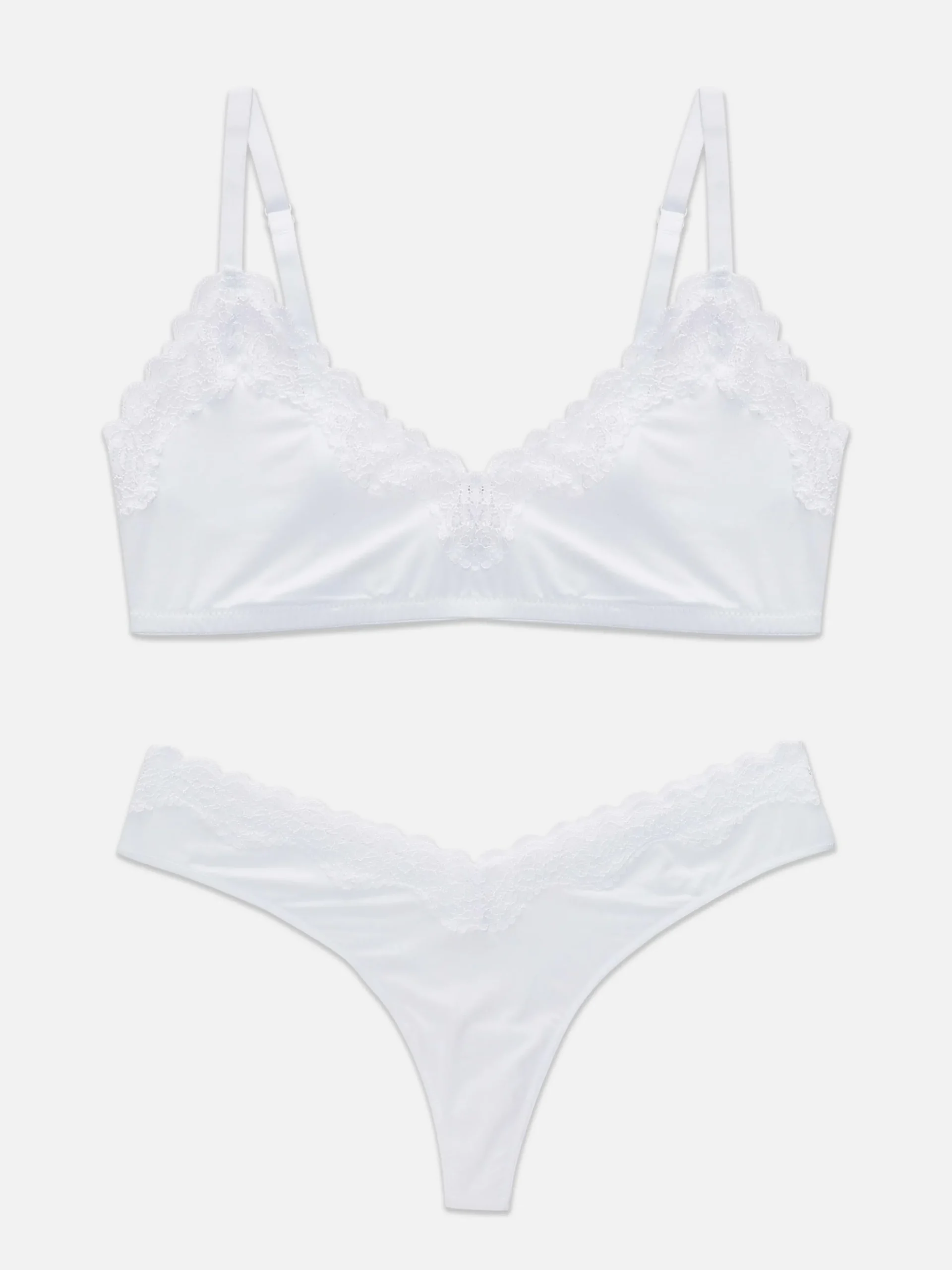 Set Met Beha Zonder Vulling En String Met Kanten Rand