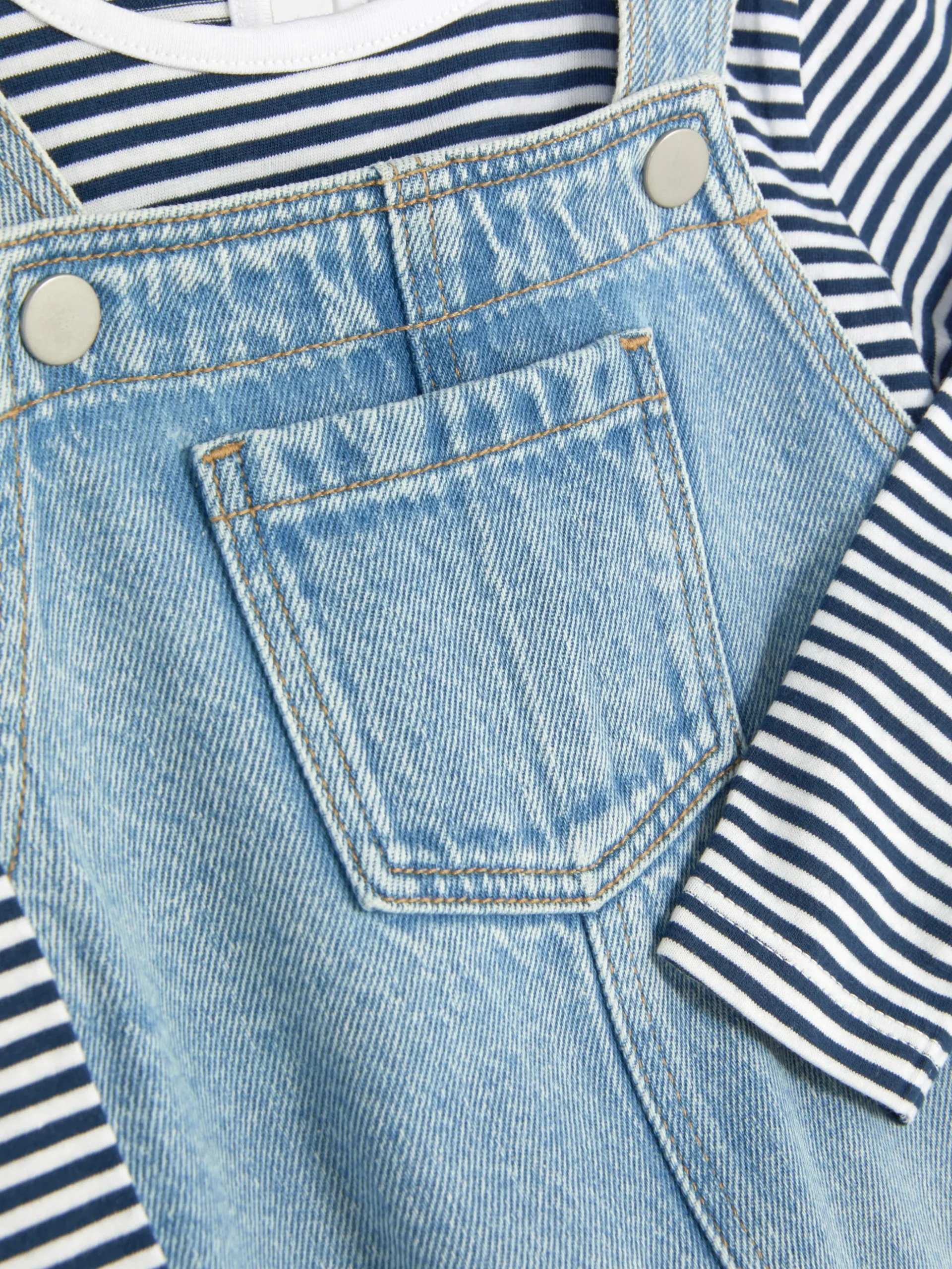 Set Met Gestreept T-shirt En Denim Tuinbroek