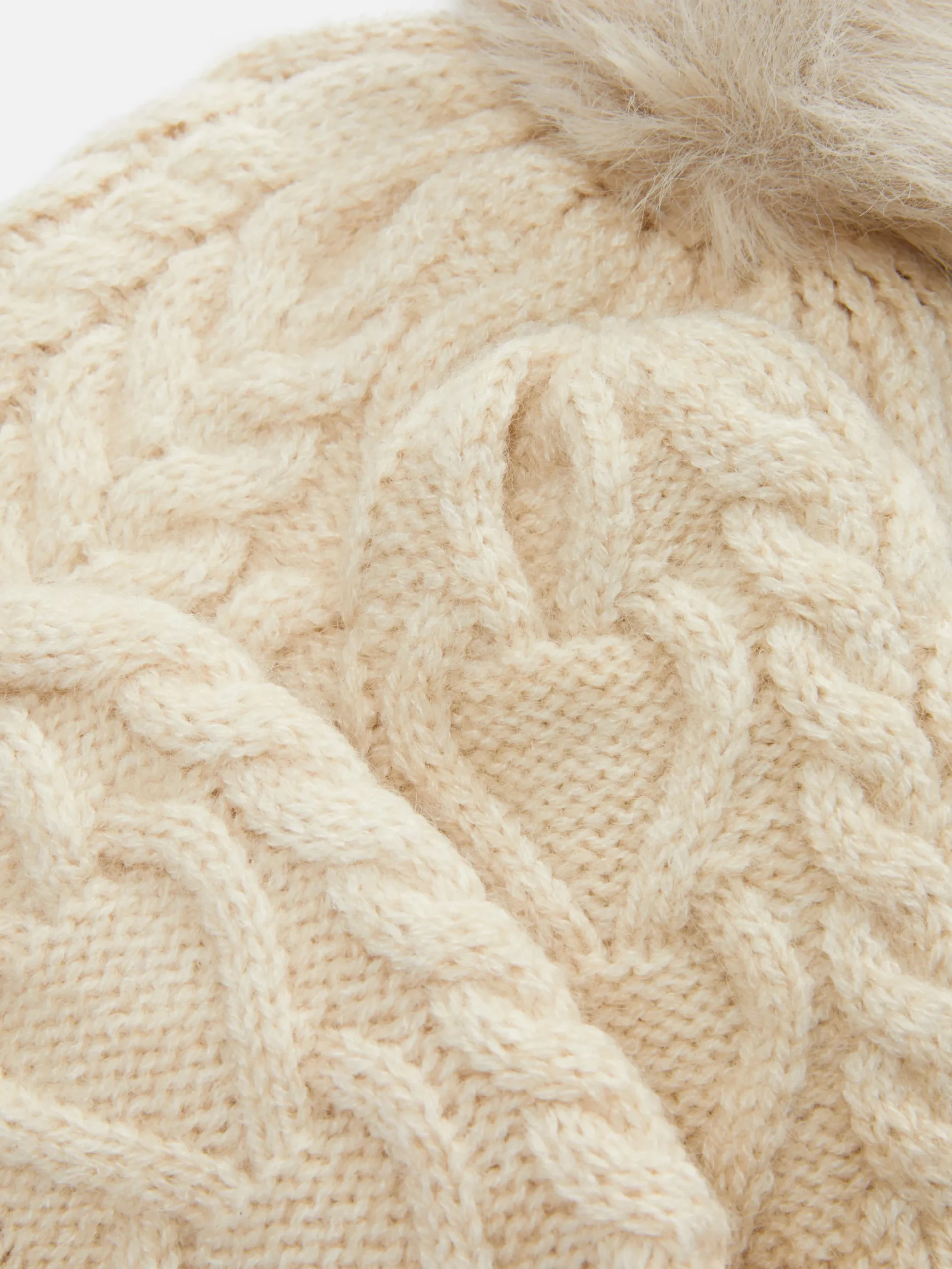 Set Van Kabelgebreide Beanie En Wanten