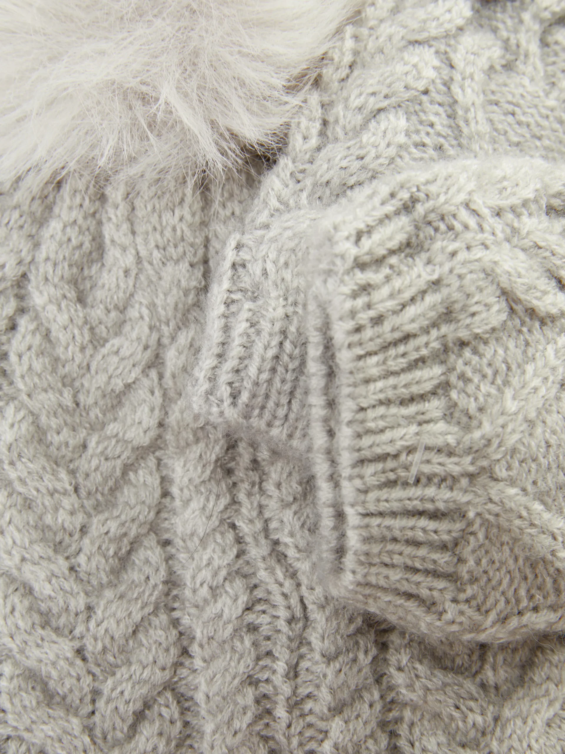 Set Van Kabelgebreide Beanie En Wanten