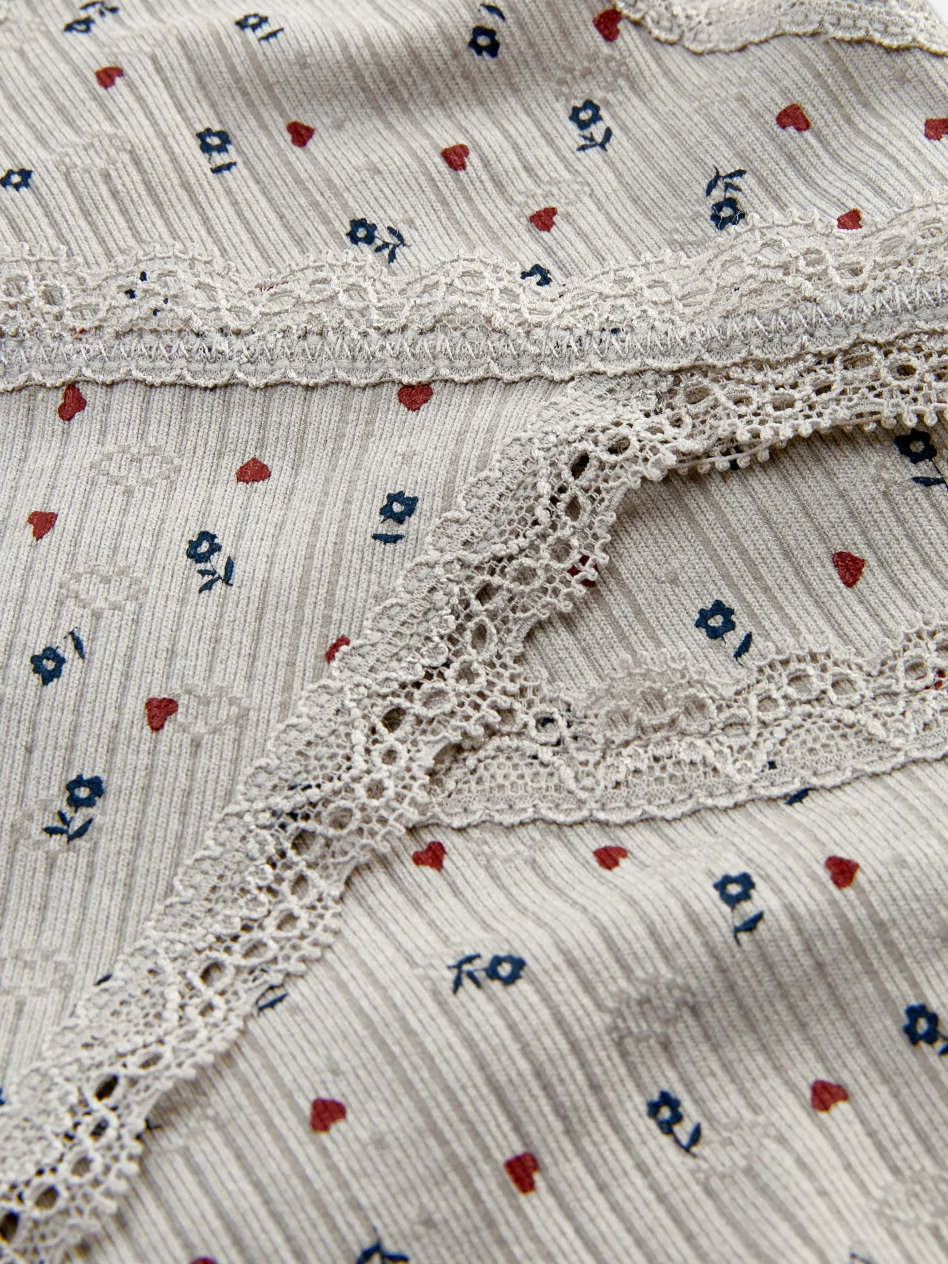 Set Van Naadloos Hemdje En String Met Ajourpatroon