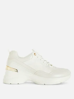 Sneakers Met Sleehak En Metalen Afwerking