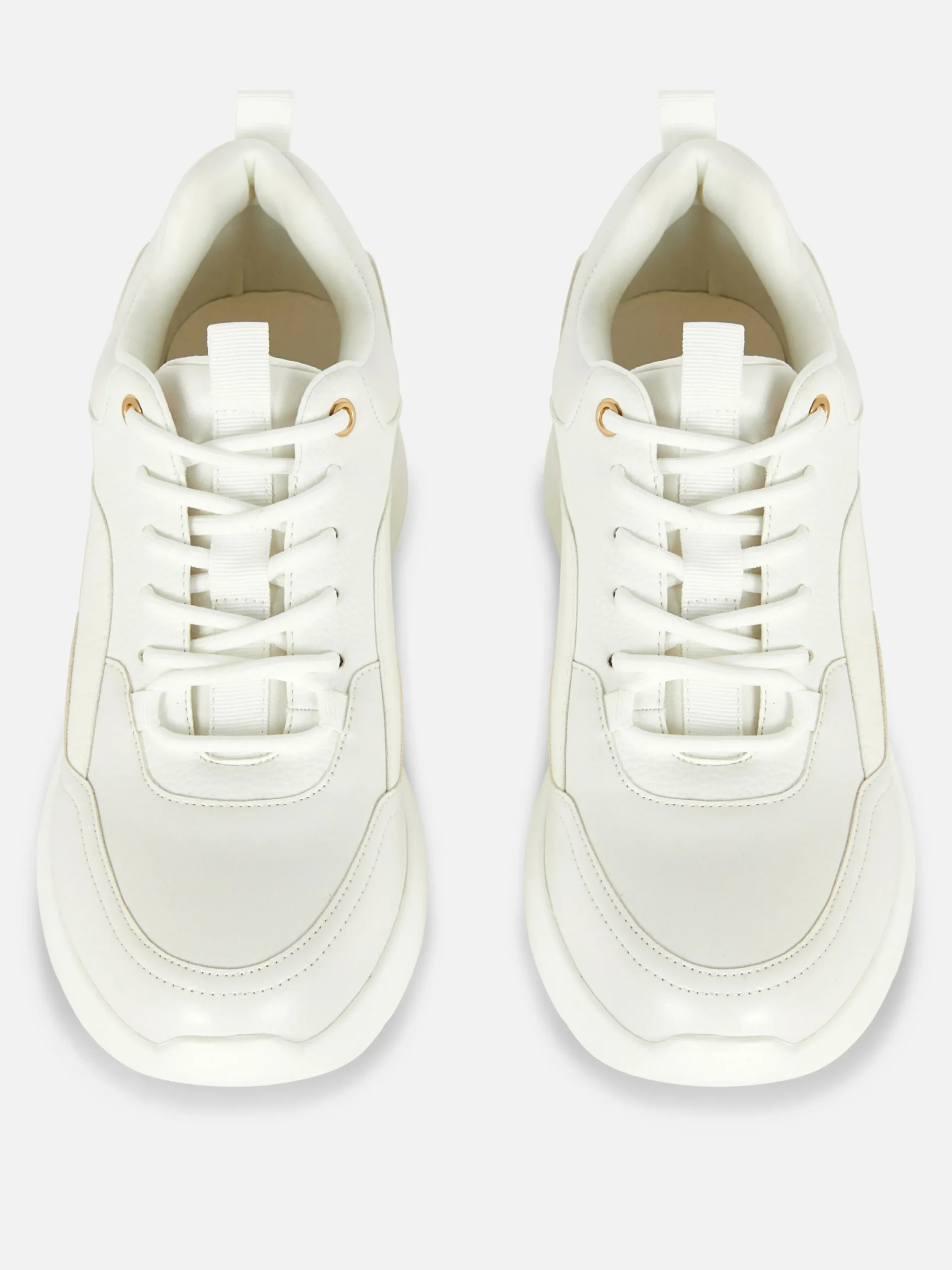 Sneakers Met Sleehak En Metalen Afwerking