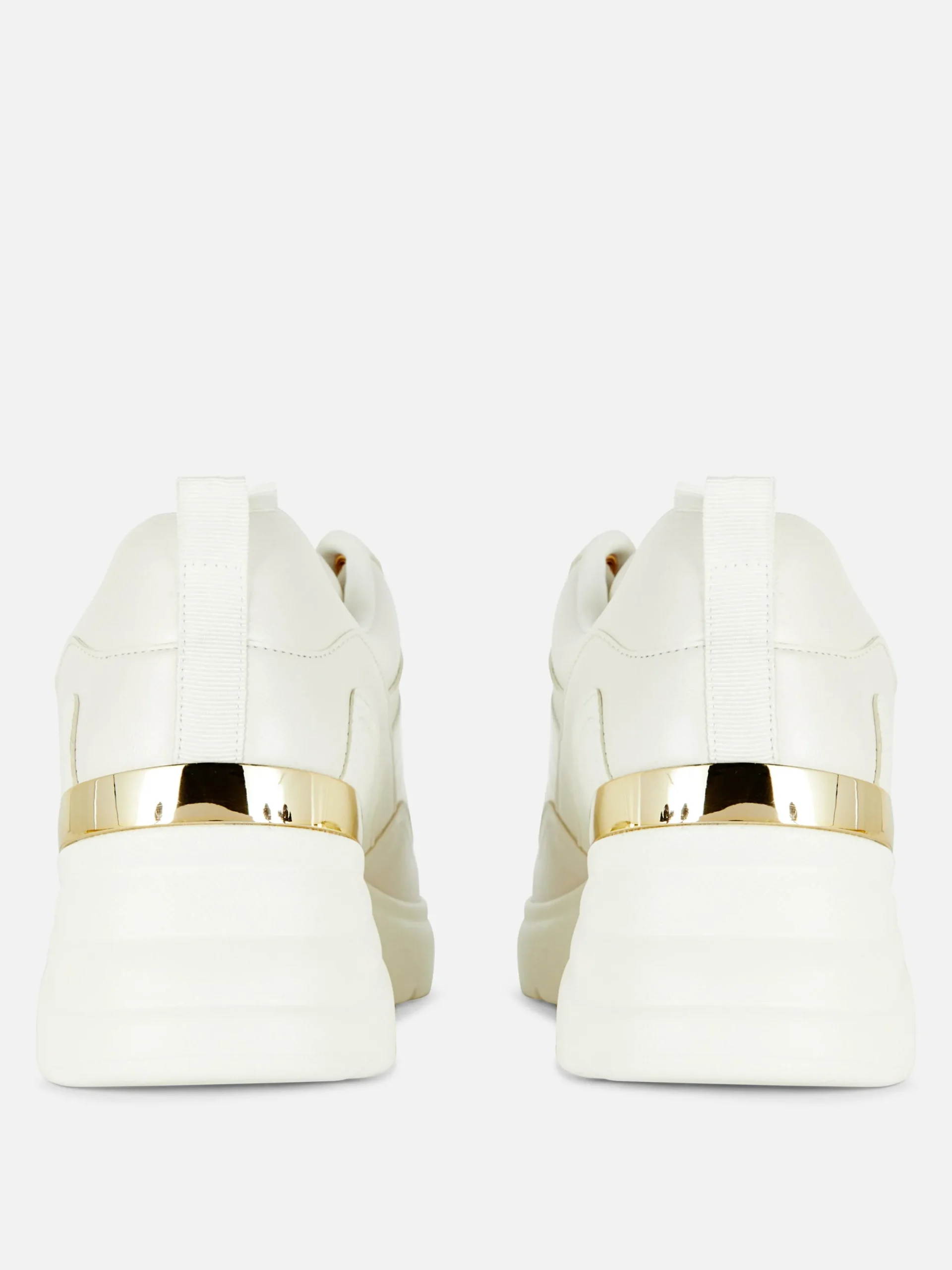 Sneakers Met Sleehak En Metalen Afwerking
