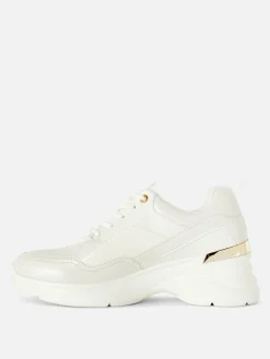Sneakers Met Sleehak En Metalen Afwerking