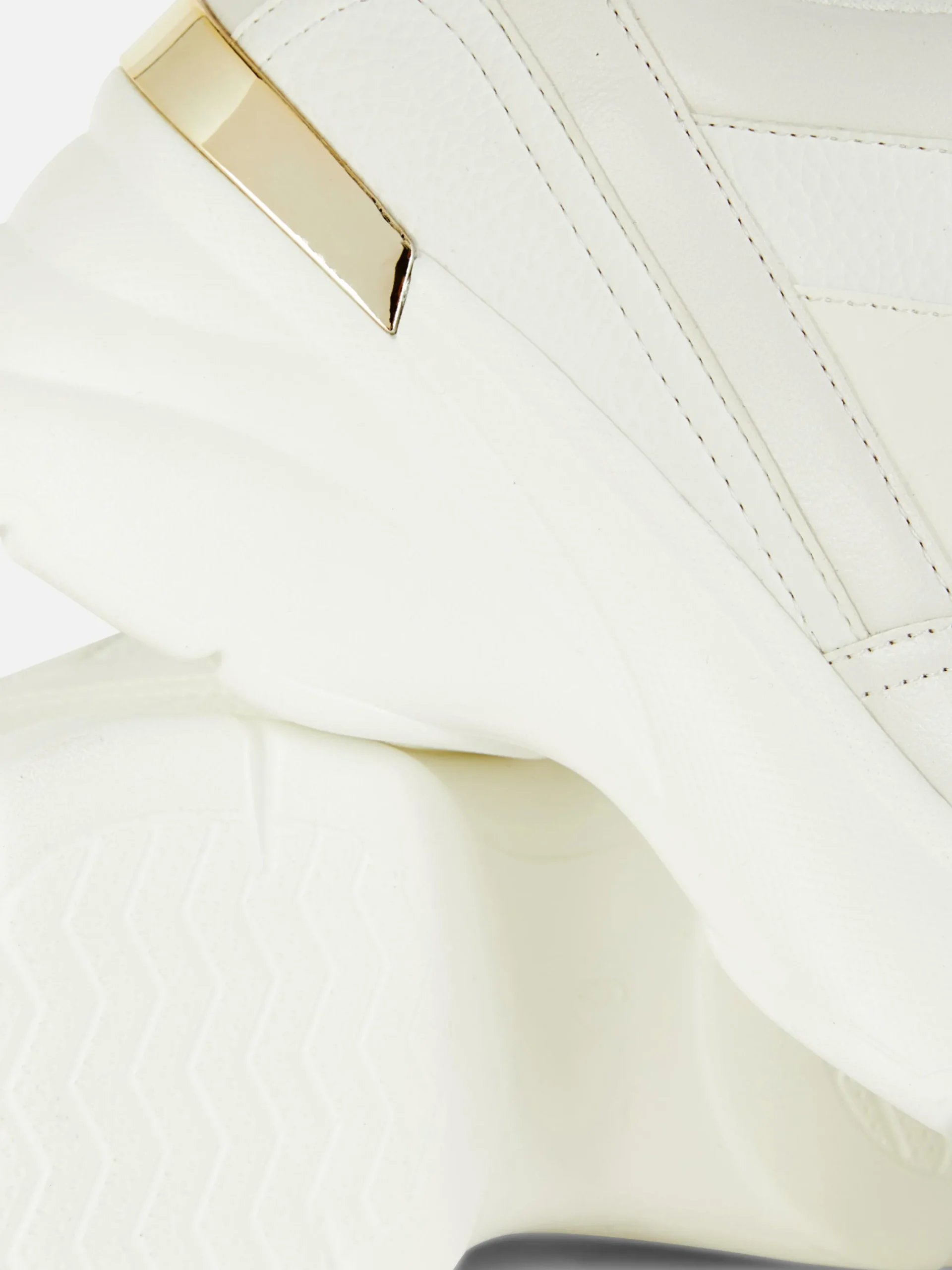 Sneakers Met Sleehak En Metalen Afwerking