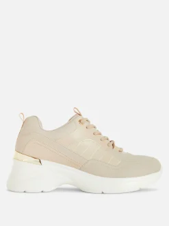 Sneakers Met Sleehak En Metalen Afwerking
