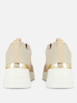 Sneakers Met Sleehak En Metalen Afwerking