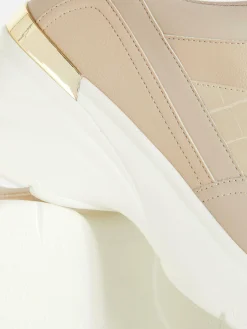 Sneakers Met Sleehak En Metalen Afwerking